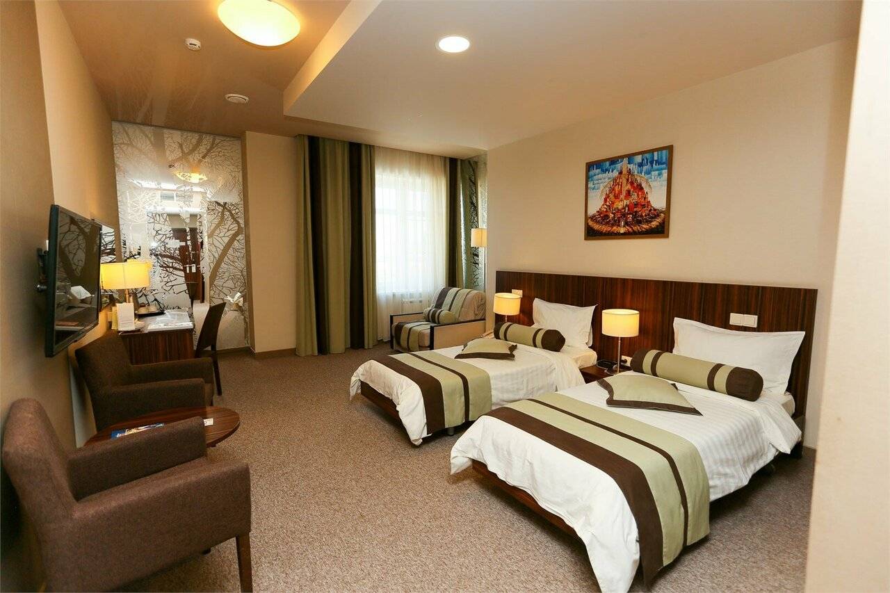 Трехместный